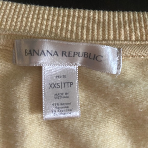Banana Republic Women’s V-Neck Yellow Mid Sleeve Light Sweater Fits XS - Picture 4 of 5